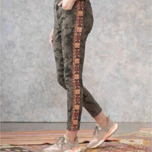 Driftwood Jackie Size 24 NWT Green Camo Aztec Embroidered Skinny Jeans Pants
